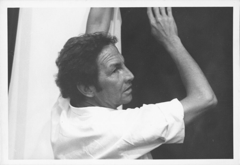 Robert Rauschenberg during the installation of "Rauschenberg: Jammers," Ace Gallery, Los Angeles, California, 1976. (Photo by Sidney B. Felsen. Courtesy Gemini G.E.L., Los Angeles and the Photograph Collection, Robert Rauschenberg Archives, New York)