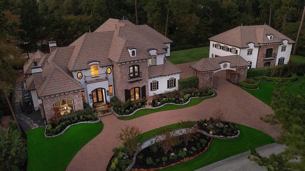 There's more than enough space for all your guests at 43 N Lamerie. 