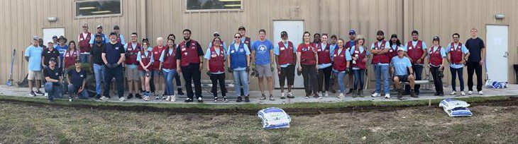The team of Red Vest volunteers with community volunteers at the Beacon Access Center on Nov. 30. (Photo by Project Beacon)