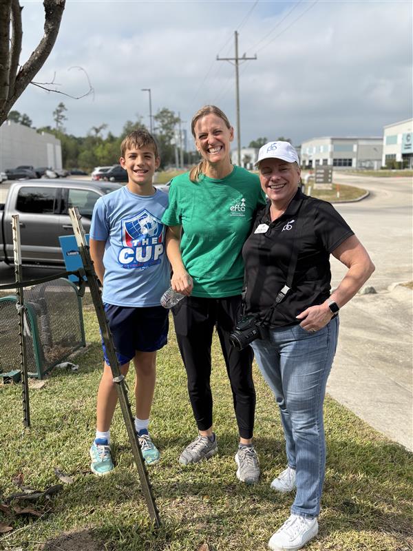 EfTA's Monica Bomkamp Enia brought a team of young volunteers to the Red Vest Day at Project Beacon. (Photo by Project Beacon)