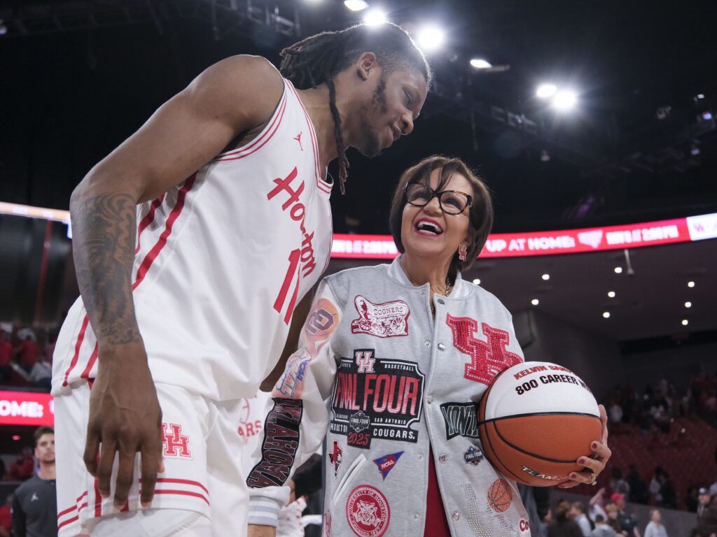 JoJo Tugler and Lauren Sampson share a moment after Kelvin Sampson joins the legendary 800 win club. (Photo by F. Carter Smith)