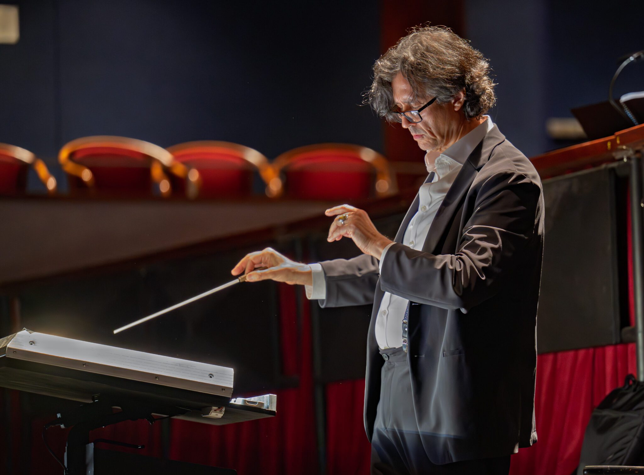 Jorge Parodi conducting at the dress rehearsal for Tom Cipullo