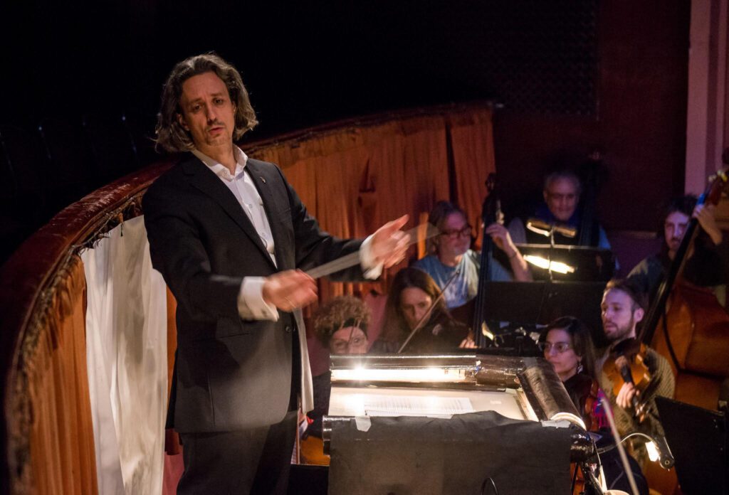 Jorge Parodi conducting in Buenos Aires (Photo by Liliana Morsia)