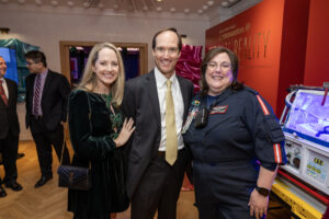 Brooke and Scott Hutson and Kangaroo Crew Team Member showing off the isolette Ambassadors will fund in 2026 (Photo by Jenny Antill/Texas Children's Hospital)