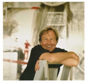 Rauschenberg with a portion of “The 1/4 Mile or 2 Furlong Piece,” 1981–98, Captiva, Florida, May 1992 (Robert Rauschenberg Foundation Archives, New York. Photo by Ed Chappell.)