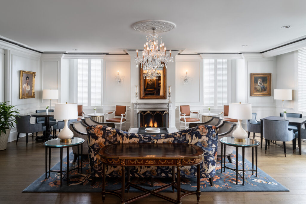 In the Club's spacious salon, library, and parlor, guests have access to complimentary beer, wine, and cocktails, as well as continuous food offerings that rotate throughout the day. (Photo by The Ritz-Carlton, New Orleans)