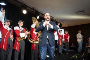 Master Sommelier Steven McDonald, Frank Bullington, and the UH Marching Band