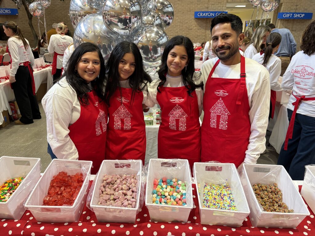 Neema, Aashna, Aariya & Amit Pandya (Photo by Allison Slomowitz - Photographer, Scottish Rite for Children)