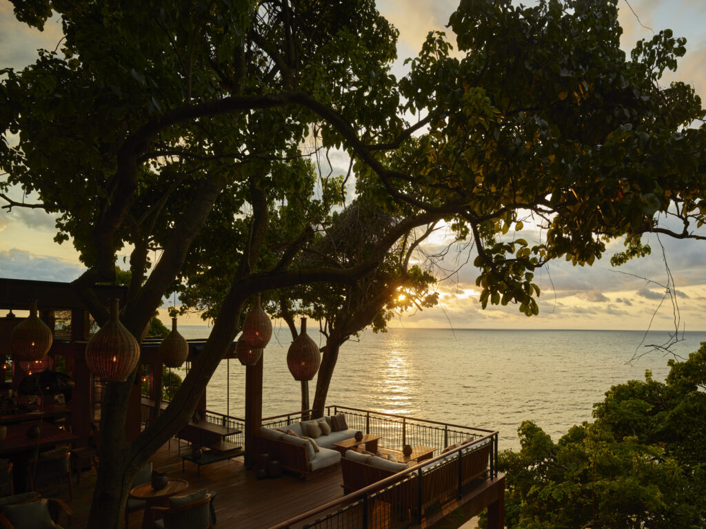 Suspended above the Pacific, Barra Peñasco offers a cliffside setting where the view is as considered as the cocktails.