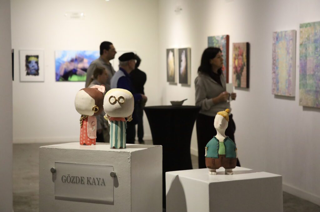 At Archway Gallery, the real masterpiece is the curious crowd taking in the 3D gallery. (Photo courtesy Archway Gallery)