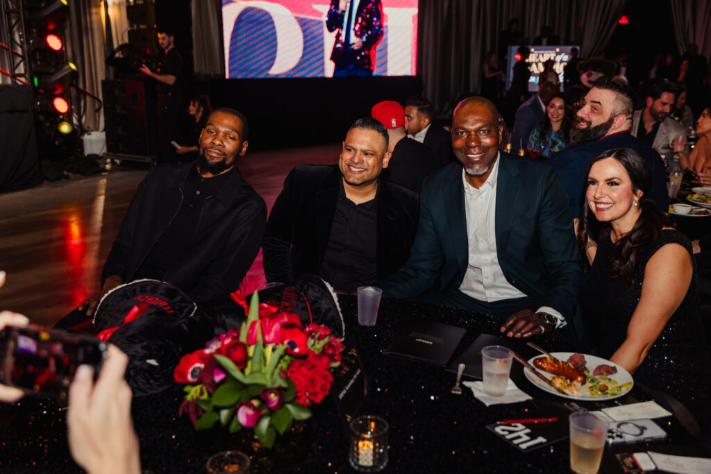 Kevin Durant, Shaun Varghese, Hakeem Olajuwon, Cristina Varghese share a table at the 'Heart of a Champion' gala.