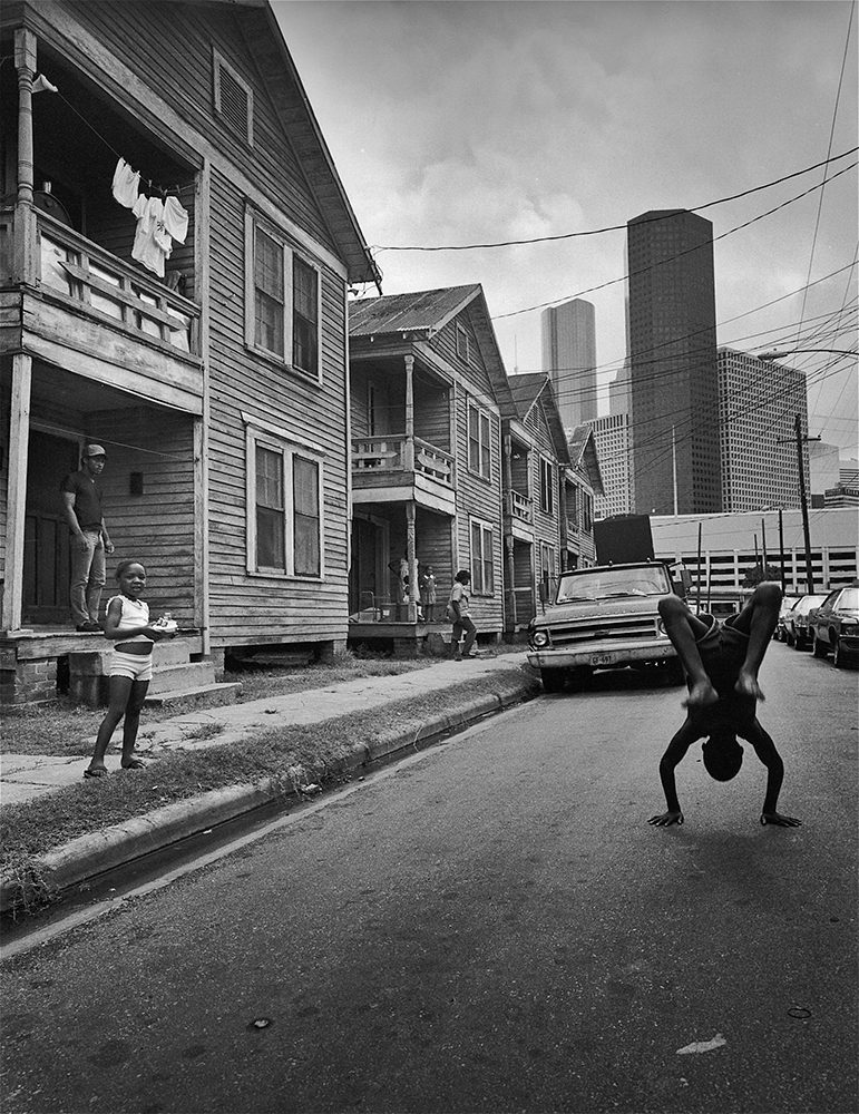 Earlie Hudnall, Jr.’s "Flipping Boy, Fourth Ward," 1983 (Courtesy of the artist and PDNB Gallery)