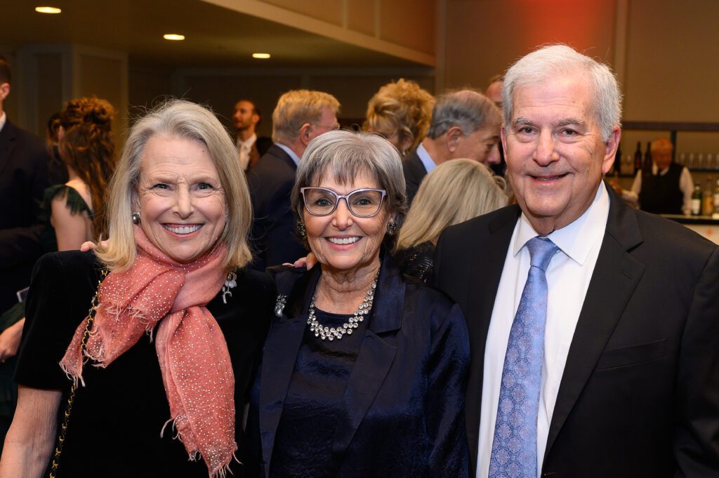 Roslyn Haikin, Bonnie & Marc Kasner Program Chair Jodi Rubenstein, Ball Chair Lizzy Kamkahgi, Auction Co-Chairs Arin and Henry Freedman, President Board of Directors Elizabeth Cohen