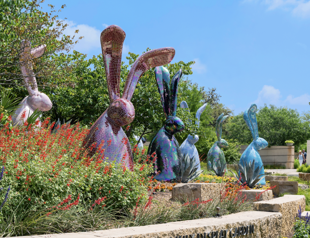 “Hunt Slonem: Bunnies, Birds & Butterflies” alights at Dallas Arboretum and Botanical Garden