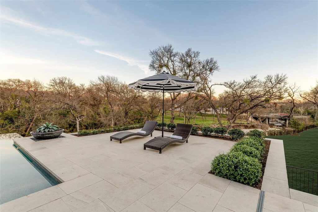 The resort-like outdoor retreat. (Photo by Allie Beth Allman & Associates)