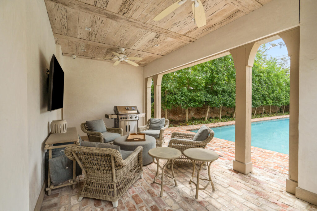 Covered seating areas offer effortless flow for entertaining or everyday enjoyment at 1419 Kirby (Photo by Sonya Bertolino / Compass)