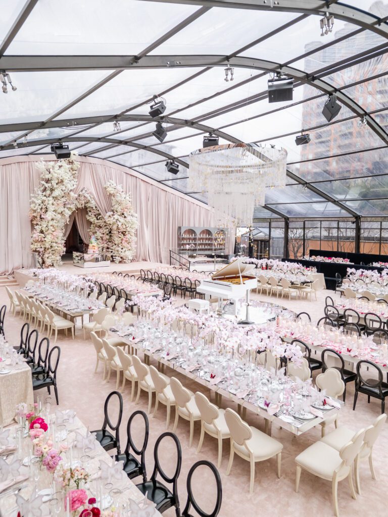 Dinner took place in a tent on The Mansion's lawn. (Photo by Anastasiia Photography)