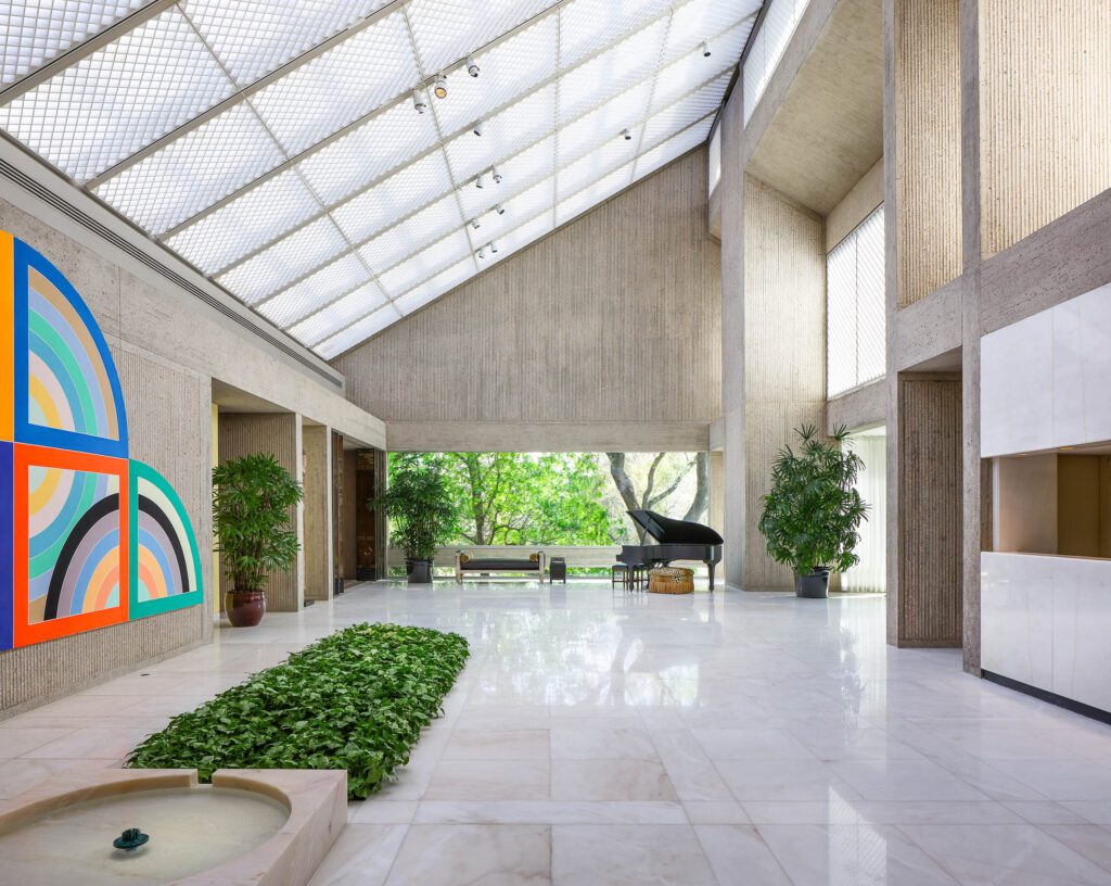 The home has been the scene of both intimate and grand parties. Presidents have visited, along with the entertainer Bob Hope. The world-famous piano virtuoso Van Cliburn played the piano there. (Phorograph by JA2 )