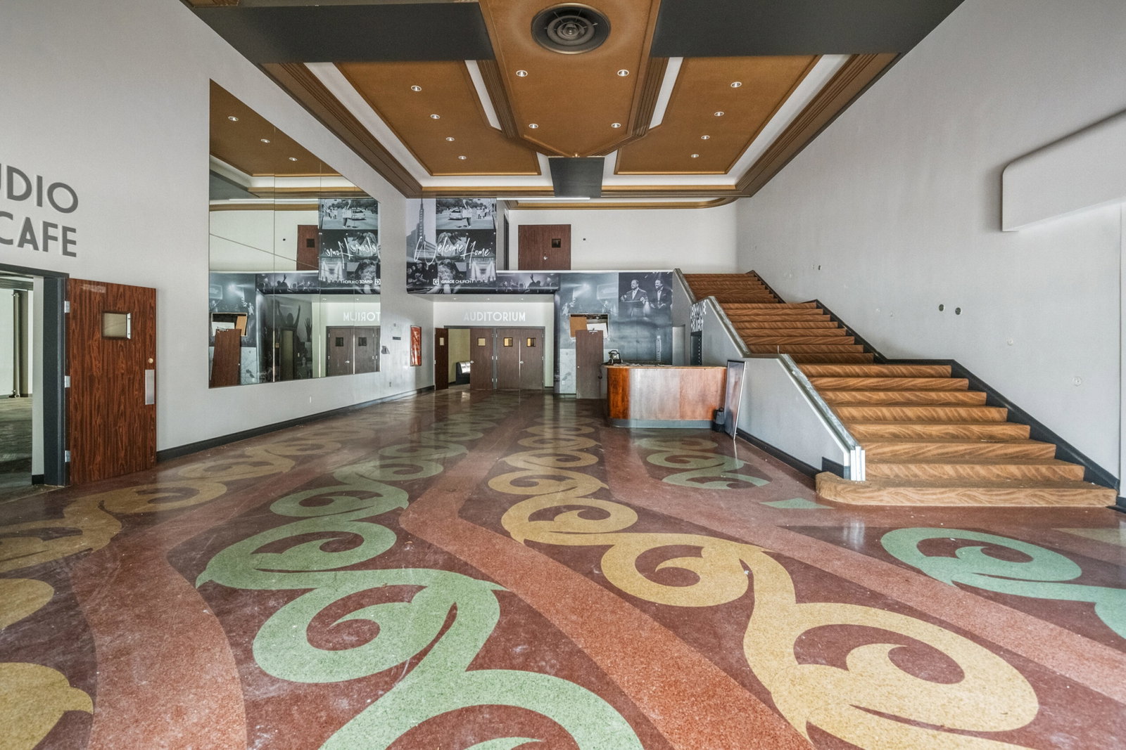 Wes Anderson Homecoming, Garden Oaks Theater Fight