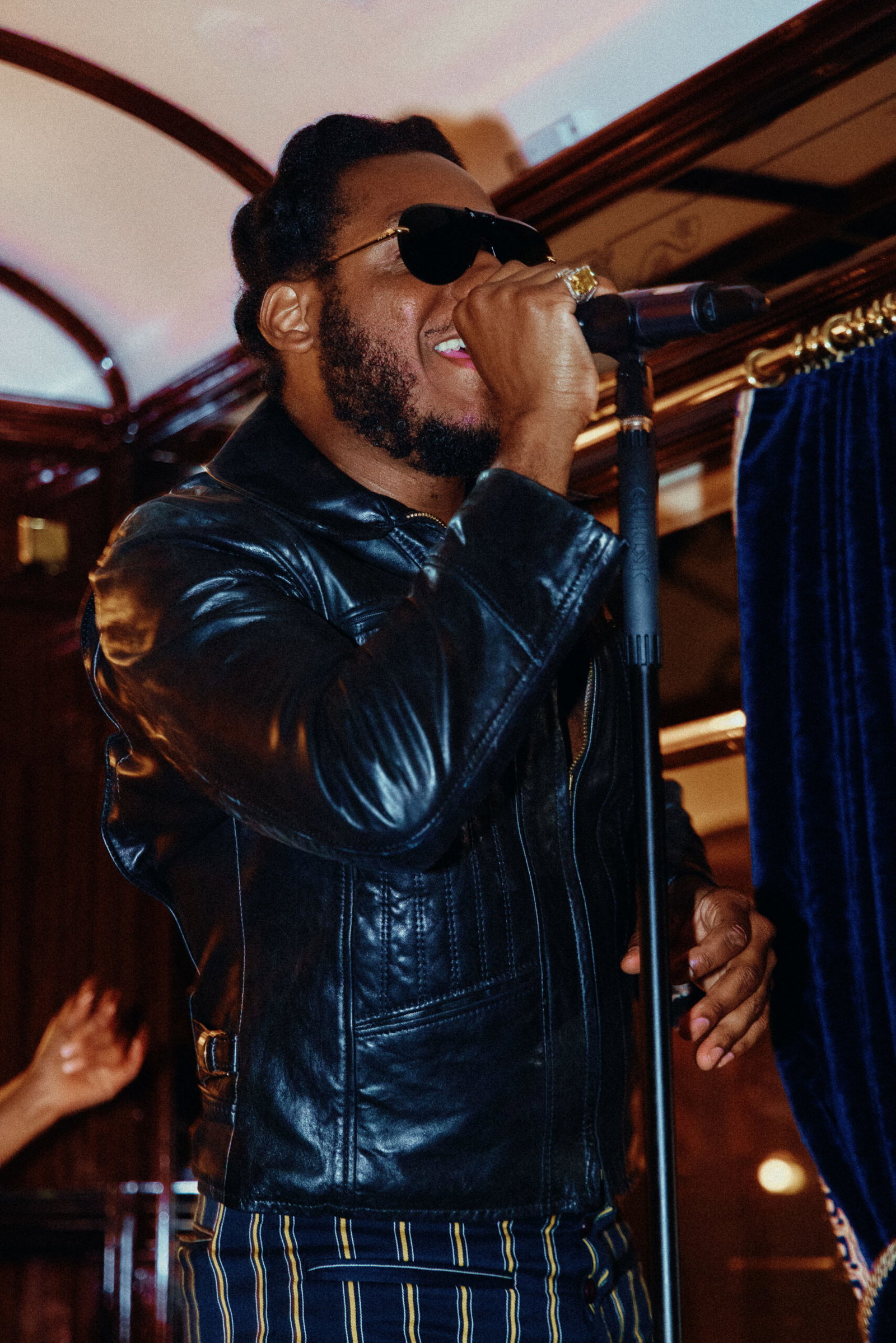 Leon Bridges in Bar Car 3674 on the Venice Simplon-Orient-Express – Photo Credit: Owen – @onhml (1) (Photo by Belmond)