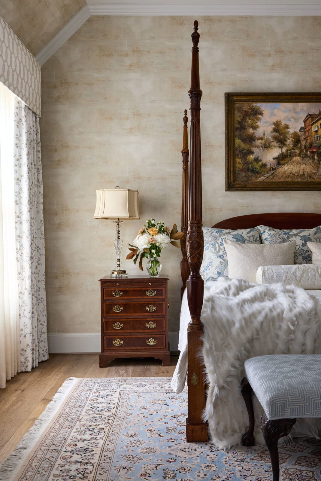 Rather than letting the new residence dictate an entirely new aesthetic, the interiors were conceived around the idea of evolution: preserving the pieces that carried meaning while introducing a lighter, more contemporary take on traditional design.