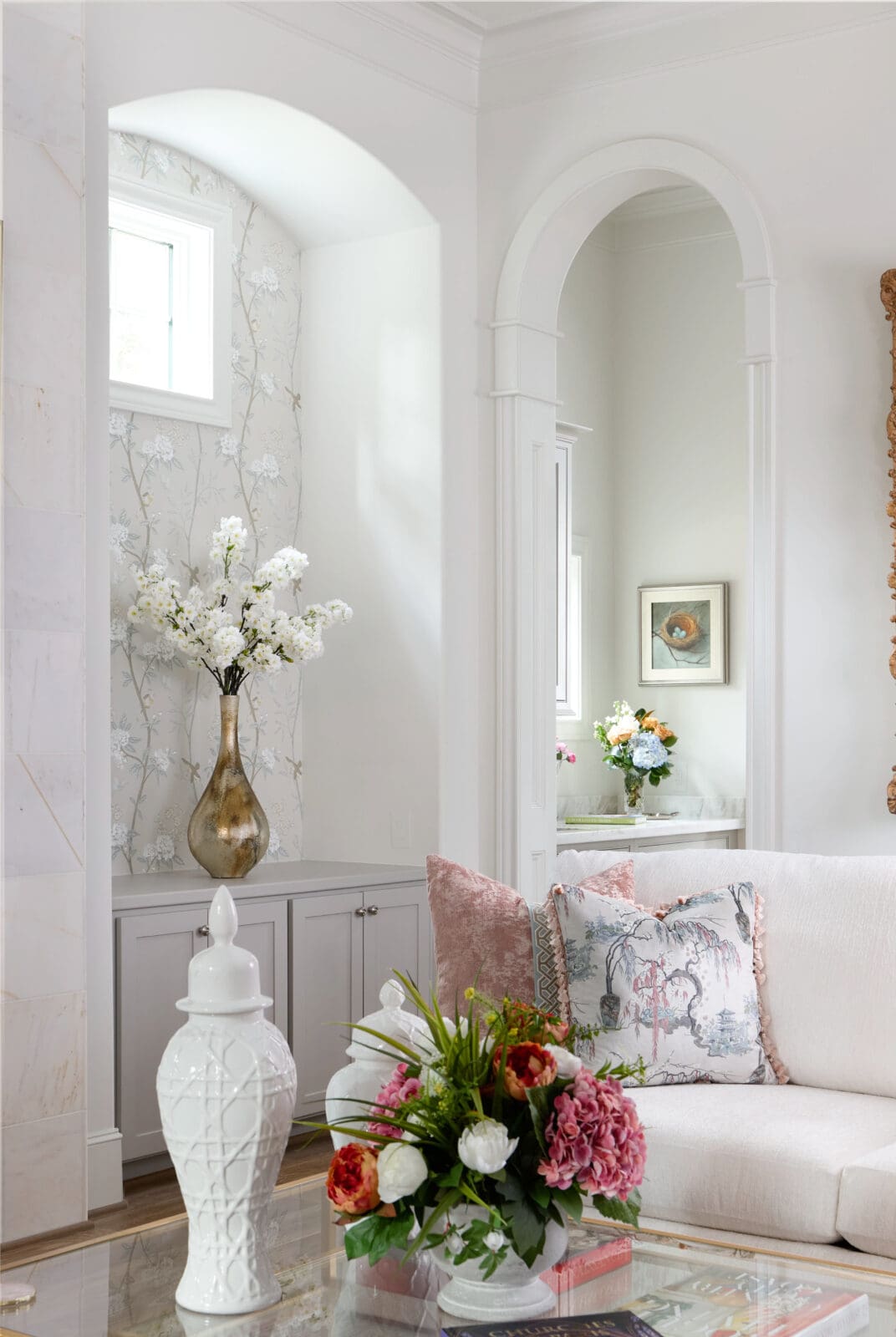 Softer palettes and cleaner silhouettes brought an effortless ease to the rooms, while antiques, art, and heirlooms ensured the interiors retained the depth, character, and individuality that had developed over time.
