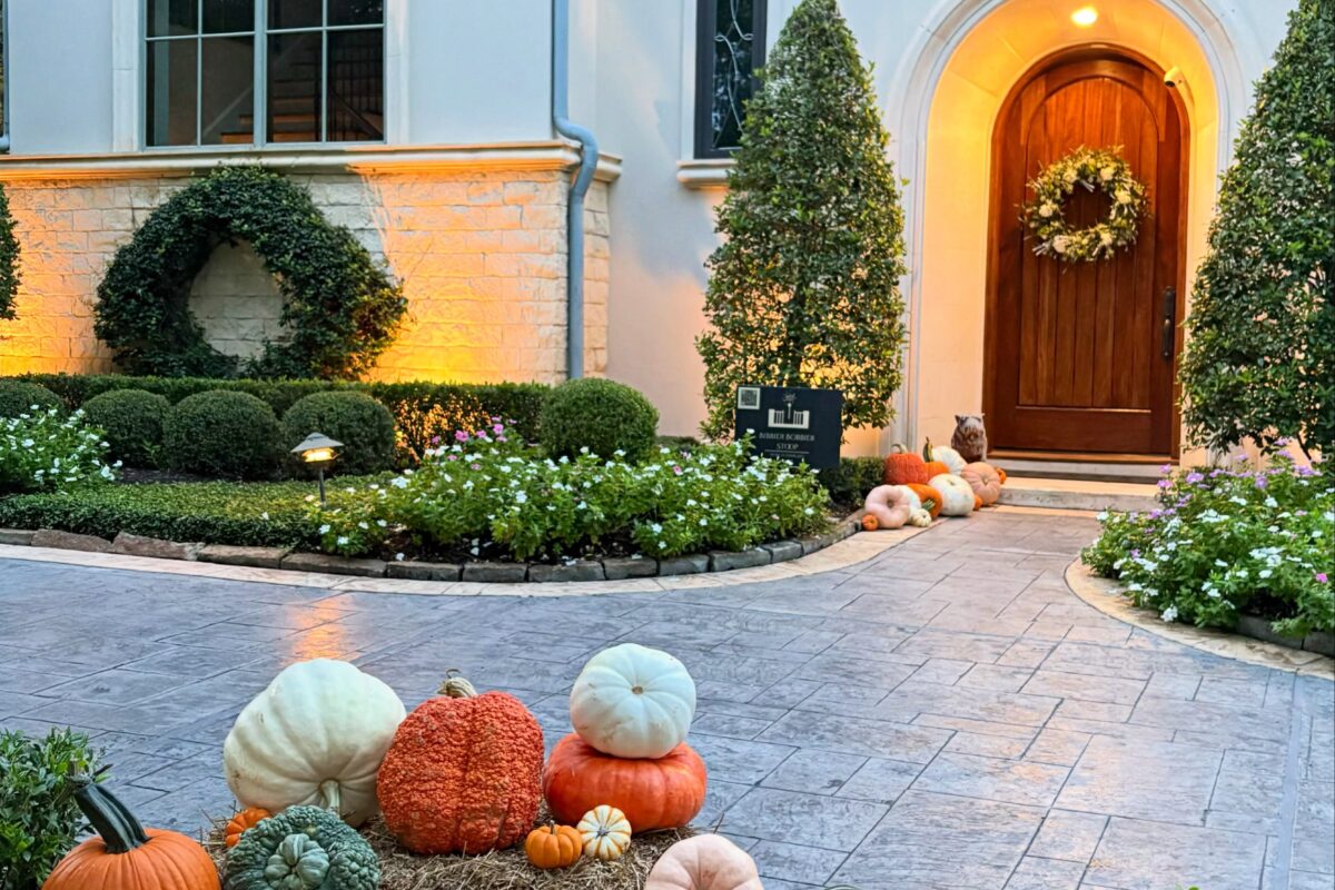 The Woodlands' Pumpkin Stylist Makes Halloween Displays Truly Pop — Getting a Professional For the Spooky Season