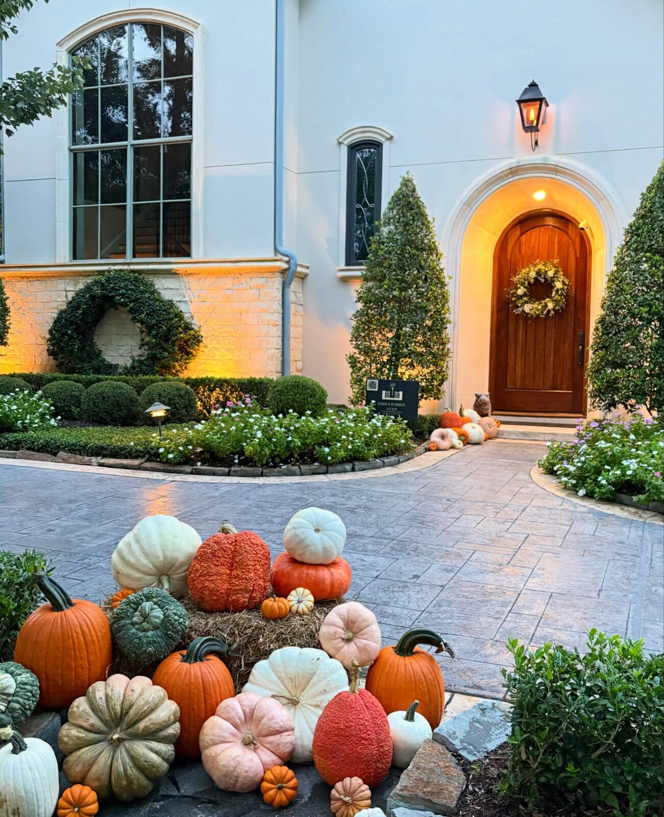 The Woodlands’ Pumpkin Stylist Makes Halloween Displays Truly Pop — Getting a Professional For the Spooky Season