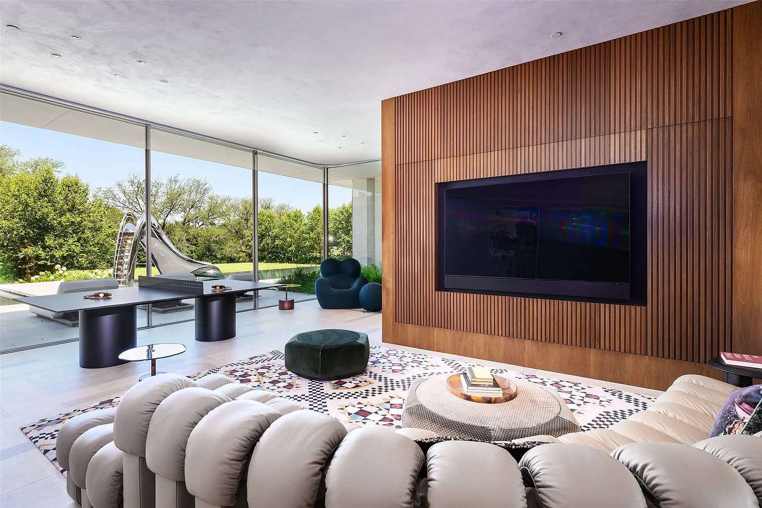 Casa de Ondas blurs indoor and outdoor living. (Photo by Stephen Reed Photography)