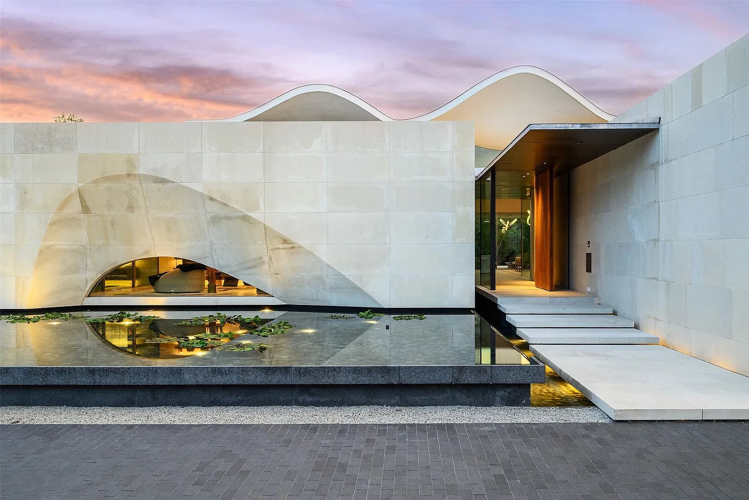 Casa de Ondas' wavy roof, inspired by the surrounding canopy of trees on the two-acre lot, sets the stage. (Photo by Stephen Reed Photography)