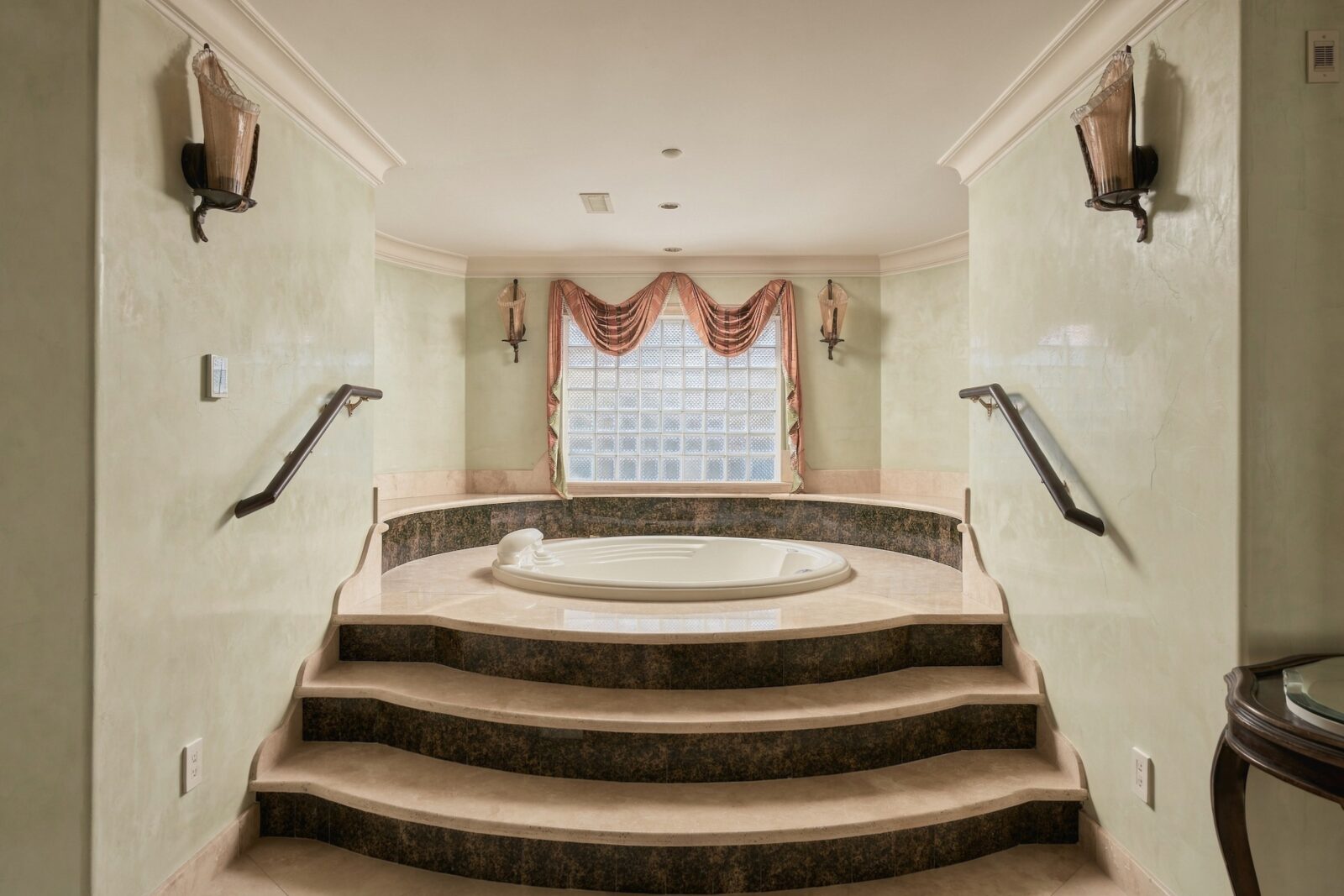 Glamorous spa at 2115 River Oaks Boulevard (Photo by Aria Media) 
