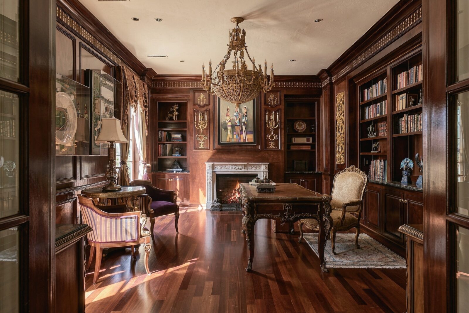 The library features custom mahogany cabinetry at 2115 River Oaks Boulevard (Photo by Aria Media)