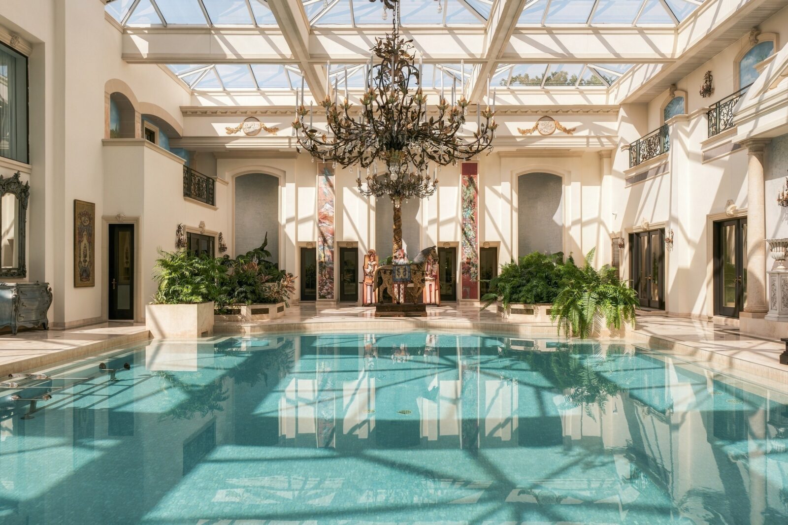 The salt-water pool at 2115 River Oaks Boulevard (Photo by Aria Media)