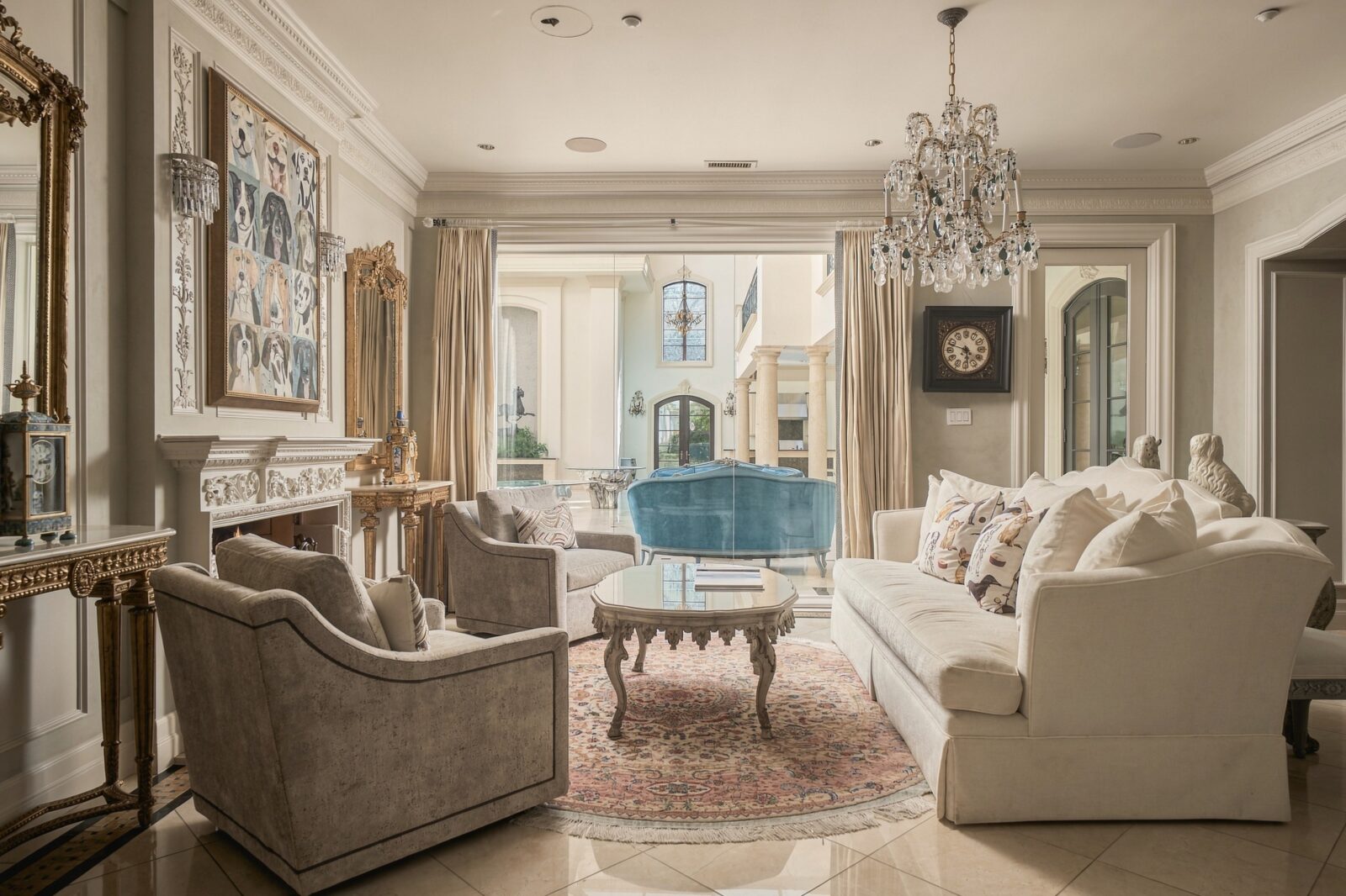 The intimate sitting room at 2115 River Oaks Boulevard (Photo by Aria Media)