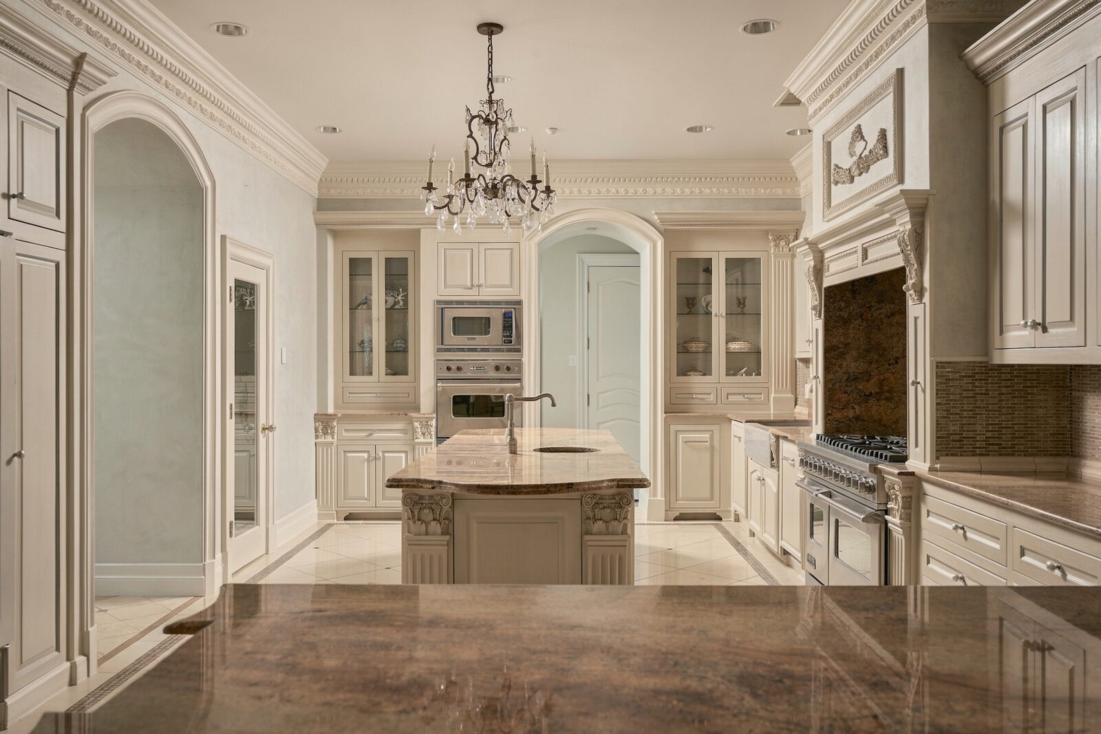 Primary kitchen at 2115 River Oaks Boulevard (Photo by Aria Media)