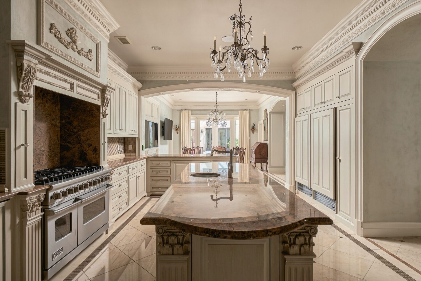 The spacious primary kitchen at 2115 River Oaks Boulevard (Photo by Aria Media) 