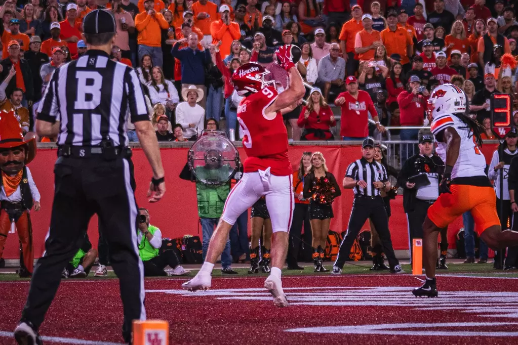 Houston tight end Patrick Overmyer went up for the first of Conner Weigman’s five touchdown passes against Oklahoma State. (Courtesy UH Athletics)