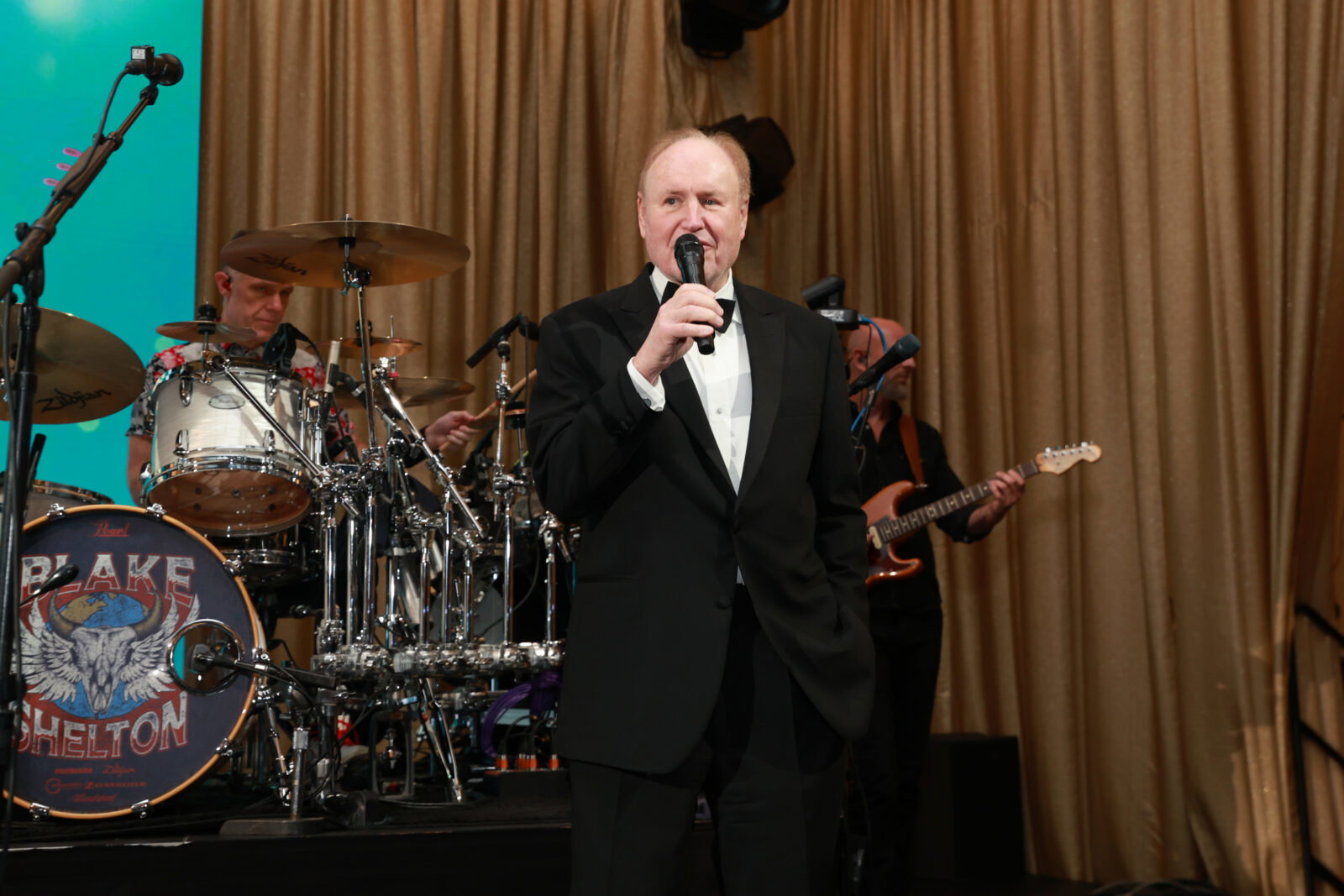 Honoree Gary R. Petersen introducing country music Star Blake Shelton at Houston Children's Charity gala (Photo by Priscilla Dickson)