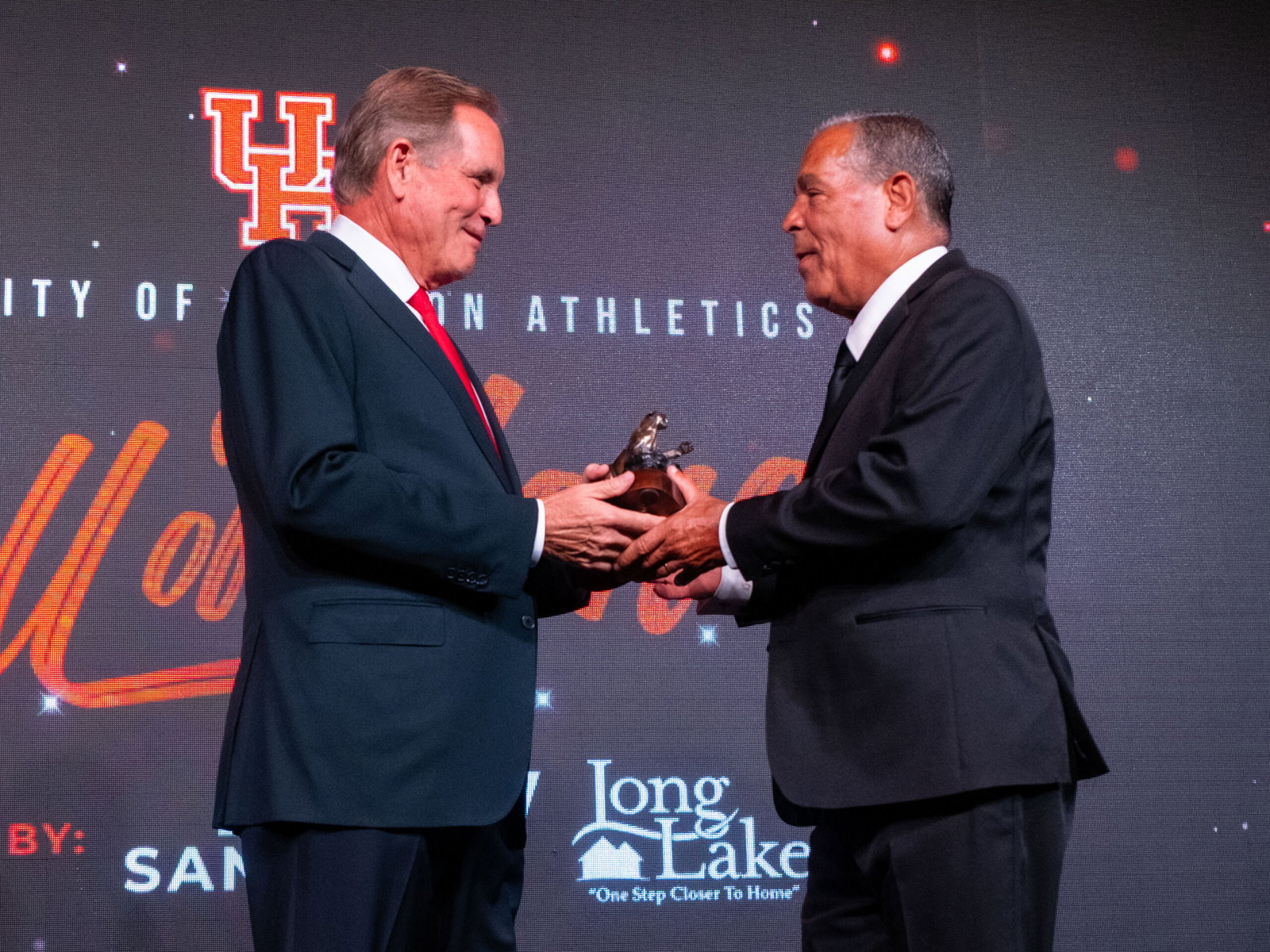 University of Houston Cougars basketball coach Kelvin Sampson was one of eight Cougars inducted into the UH Hall of Honor Friday night at the Post Oak Hotel, October 2, 2026. He was joined o stage by CBS Sports’ Jim Nantz.