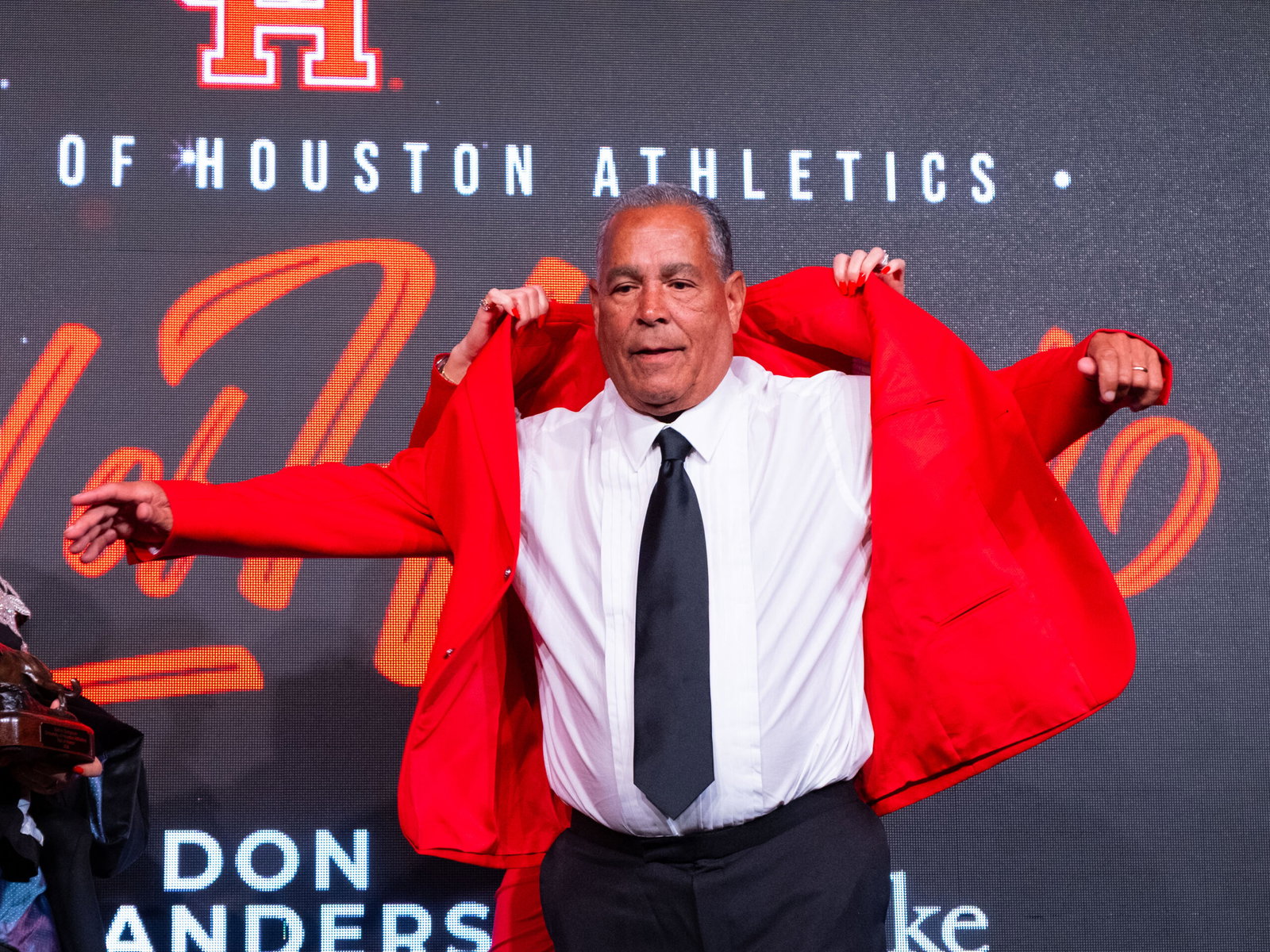 University of Houston Cougars basketball coach Kelvin Sampson was one of eight Cougars inducted into the UH Hall of Honor Friday night at the Post Oak Hotel, October 2, 2026. He was joined o stage by CBS Sports’ Jim Nantz.