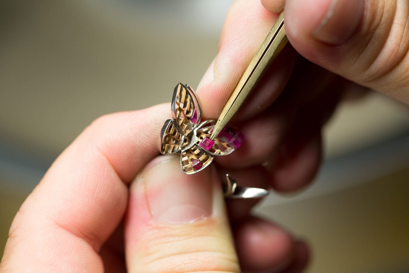The Mystery Set technique introduced a new way of setting precious stones, sliding meticulously cut gems one by one onto fine gold rails.